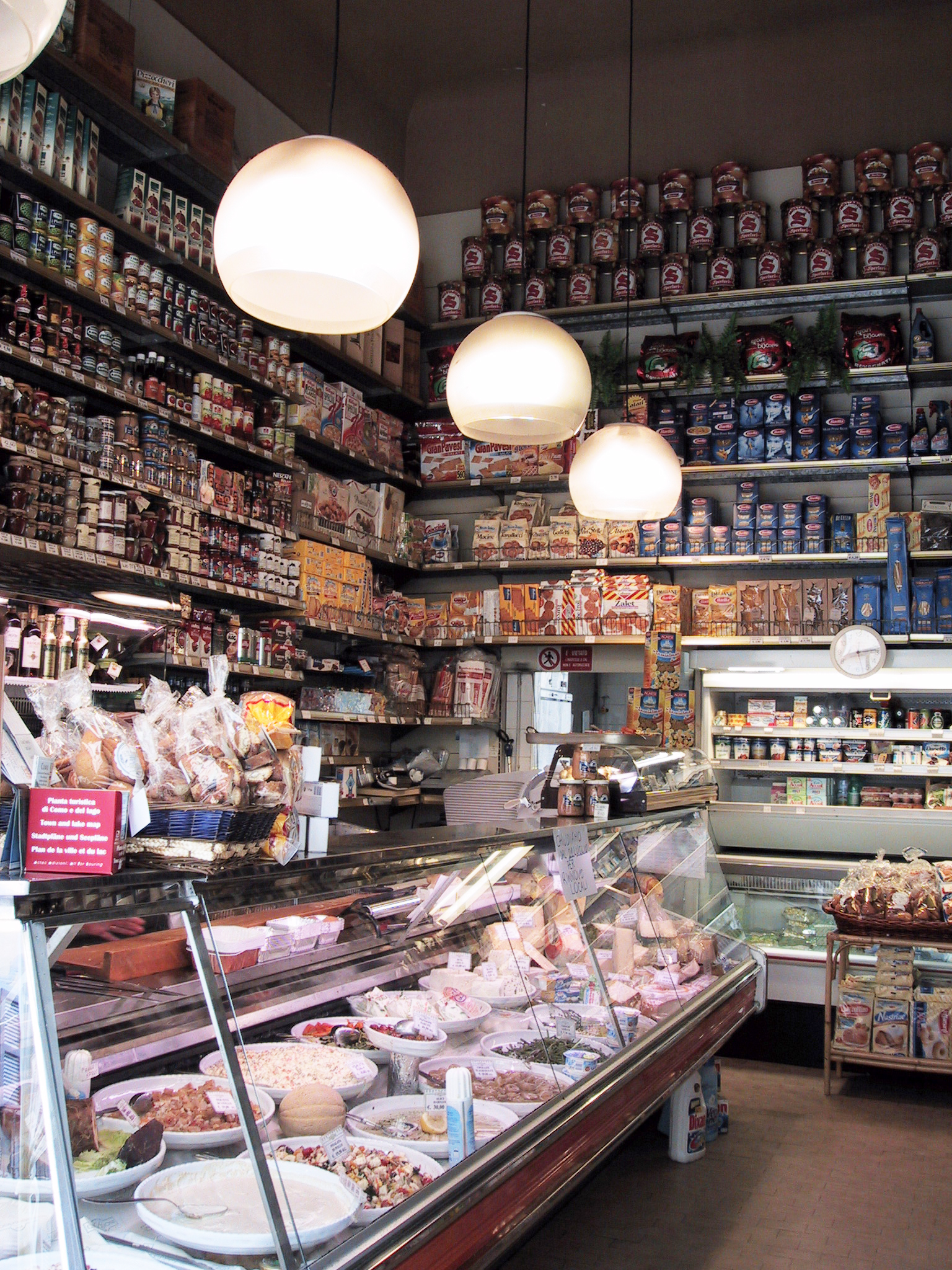 Lo storico negozio Castiglioni nel centro di Como